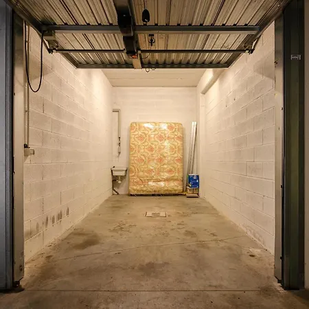Large Flat With Private Car Park Appartamento