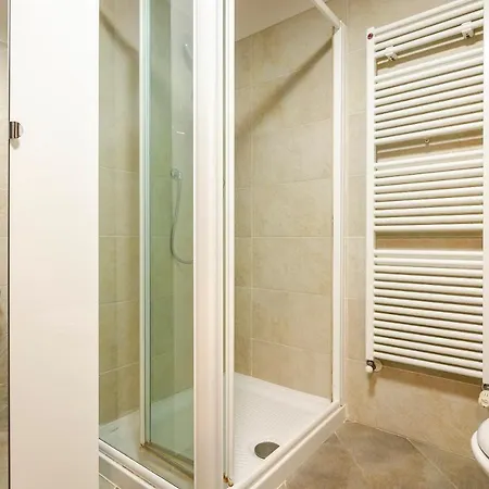 Apartment Large Studio Flat With Private Car Park *